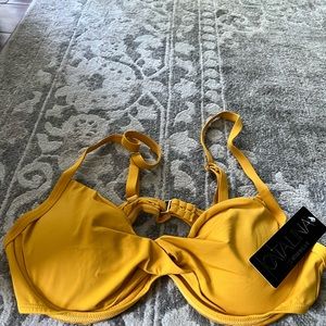 Catalina Women's Standard Twist Front Underwire Bikini Top
Size M